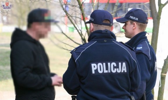 dwaj policjanci rozmawiają z mężczyzną