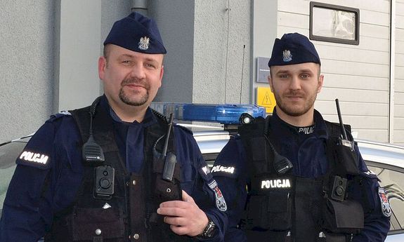 Policjanci którzy eskortowali rodzącą kobietę