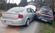 nieoznakowany radiowóz oraz samochód poszukiwanego mężczyzny na poboczu drogi