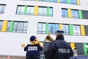 Policjant z Orkiestry Komendy Wojewódzkiej Policji we Wrocławiu oraz maskotka policyjna Komisarz Lew przed „Przylądkiem Nadziei”