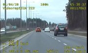 Zdjęcie z wideorejestratora na którym widać jak samochód jedzie z prędkością 131 km/h