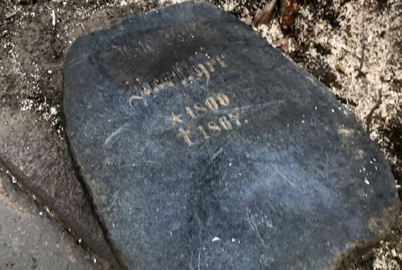 Najstarszy nagrobek z Cmentarza Grabowskiego