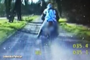 zdjęcie motocyklisty wykonane wideorejestratorem