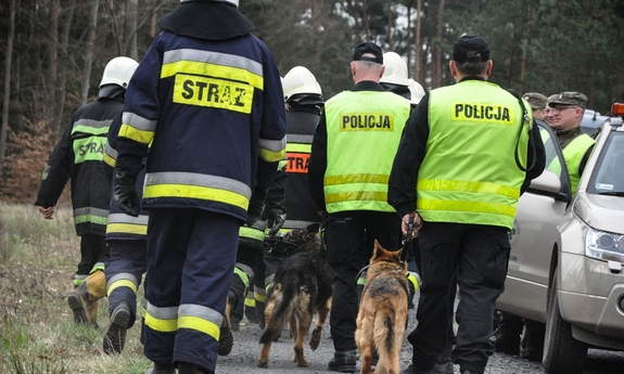 policjanci i strażacy podczas poszukiwań