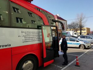 Policjanci przy autokarze