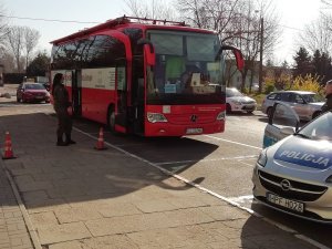 Policjanci przy autokarze