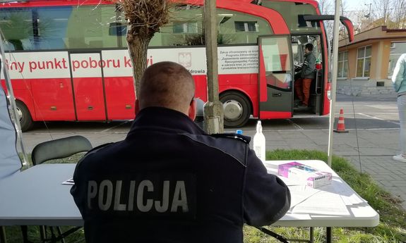 Policjant w tle autokar