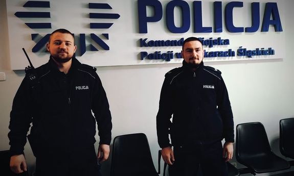 dwaj policjanci, którzy uratowali kobietę