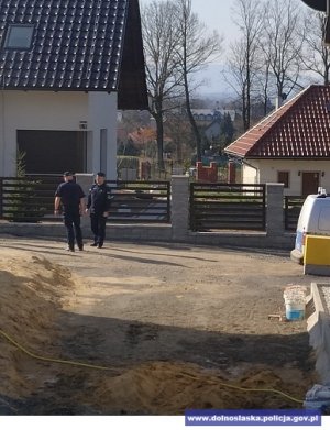 Policjanci w trakcie zabezpieczenia miejsca znalezienia niewybuchu