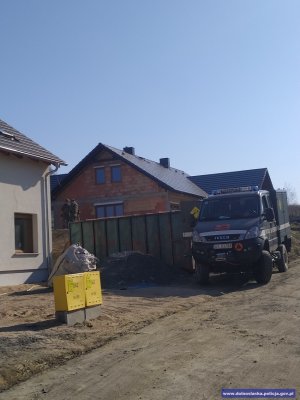 Patrol saperski w trakcie sprawdzania obiektu