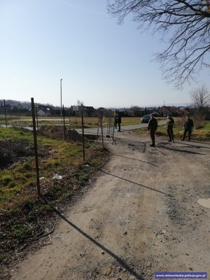 Służby mundurowe zabezpieczają okolice, w których odnaleziony został niewybuch
