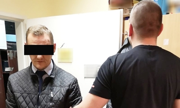 Policjant z zatrzymanym mężczyzną