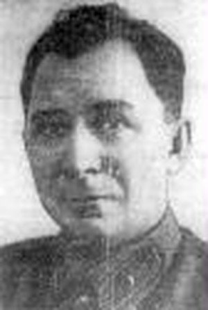 czarno-białe zdjęcie przedstawiające radzieckiego żołnierza