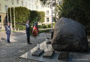 Komendant Główny Policji oddaje hołd ofiarom zbrodni katyńskiej, składając wieńce pod Tablicą Pamięci i Obeliskiem &quot;Poległym Policjantom Rzeczpospolita Polska&quot;