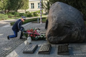 Komendant Główny Policji oddaje hołd ofiarom zbrodni katyńskiej, składając wieńce pod Tablicą Pamięci i Obeliskiem &quot;Poległym Policjantom Rzeczpospolita Polska&quot;