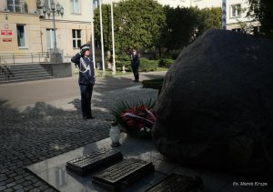 Komendant Główny Policji oddaje hołd ofiarom zbrodni katyńskiej, składając wieńce pod Tablicą Pamięci i Obeliskiem &quot;Poległym Policjantom Rzeczpospolita Polska&quot;