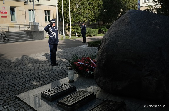 Komendant Główny Policji oddaje hołd ofiarom zbrodni katyńskiej, składając wieńce pod Tablicą Pamięci i Obeliskiem &quot;Poległym Policjantom Rzeczpospolita Polska&quot;