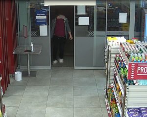 Mężczyzna w sklepie