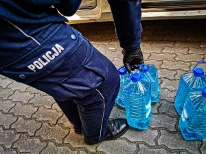 policjant z baniakami alkoholu