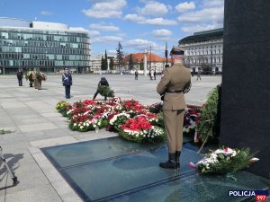 złożenie wieńca przed Pomnikiem Ofiar Tragedii Smoleńskiej 2010 roku w Warszawie