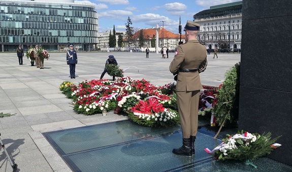 złożenie wieńca przed Pomnikiem Ofiar Tragedii Smoleńskiej 2010 roku w Warszawie