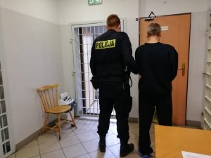 dwaj policjanci z zatrzymanym mężczyzną