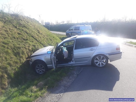 samochód osobowy, który wjechał do rowu