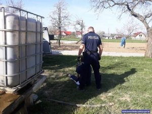 umundurowany policjant stoi przy zatrzymanym nietrzeźwym kierowcy