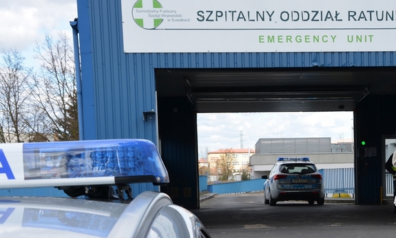 dwa radiowozy policyjne przed szpitalem