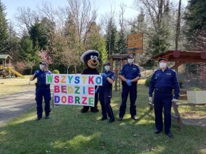 policyjny miś i policjanci z plakatem „Wszystko będzie dobrze”