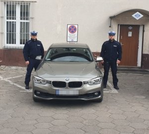 Policjanci którzy uratowali mężczyznę.