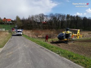 pojazdy służb ratunkowych na miejscu zdarzenia