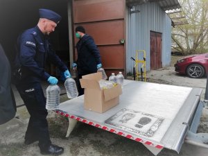 Policjanci rozładowują alkohol