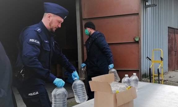 Policjanci rozładowują alkohol