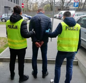 Zatrzymany prowadzony przez policjanta