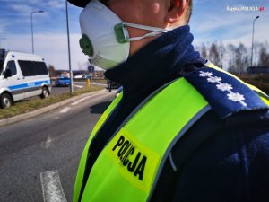 Zdjęcie kolorowe: policjant w maseczce