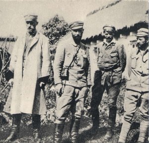 zdjęcie przedstawiające Kazimierza Młodzianowskiego w mundurze z trzema innymi mężczyznami