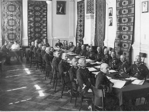 Mężczyźni w mundurach siedzący przy stole