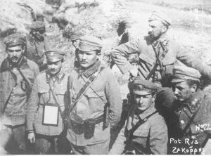 Młodzianowski w mundurze otoczony innymi mężczyznami w mundurach