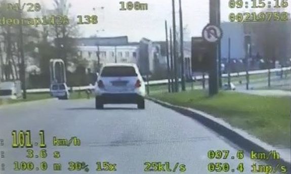 Samochód który jedzie 101 km/h w terenie zabudowanym