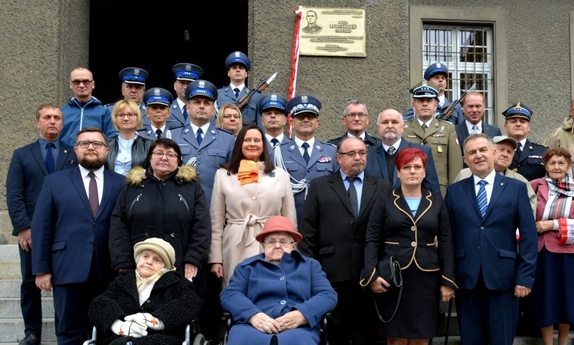 uczestnicy uroczystości odsłonięcia tablicy pamiątkowej w Komendzie wojewódzkiej policji w Opolu poświęconej Funkcjonariuszowi Policji Państwowej Piotrowi Jasieniowi