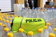 policjanci przekazali do szpitala zabezpieczony nielegalny alkohol w plastikowych butelkach