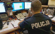 Zdjęcie ilustracyjne policjant na dyżurce