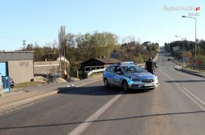 Policjant zabezpiecza miejsce interwencji