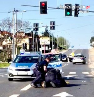 Policjanci obezwładniają agresora