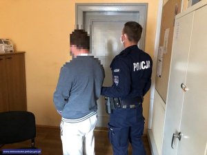 Policjant prowadzi zatrzymanego