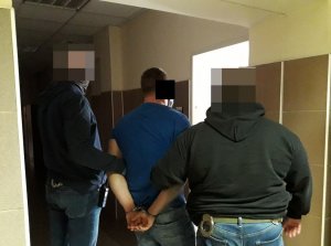 Zatrzymany prowadzony przez dwóch policjantów