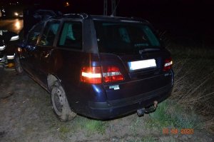 fiat Stilo stoi na poboczu drogi