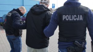 Zatrzymany prowadzony przez policjantów