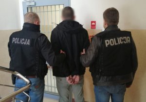 Zatrzymany prowadzony przez policjantów